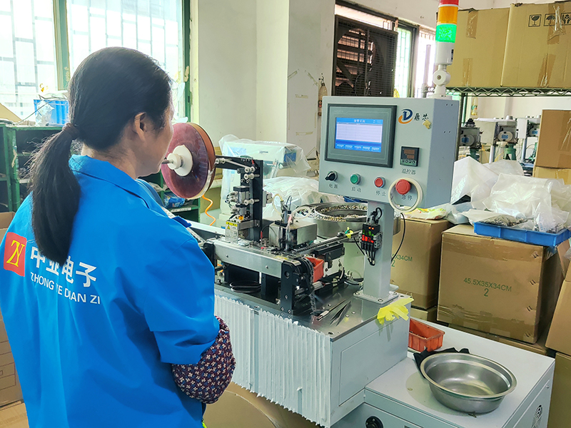 拨动开关在智能汽车中的革新应用:安全、智能与体验的全面进化 拨动开关在智能汽车中的革新应用:安全、智能与体验的全面进化